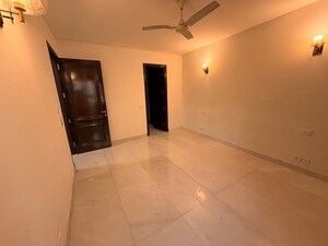 Room in 4 BHK Builder Floor at Defence Colony – for Rent