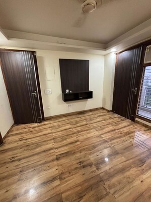 Room in 2 BHK Builder Floor at Sector 48 – for Rent
