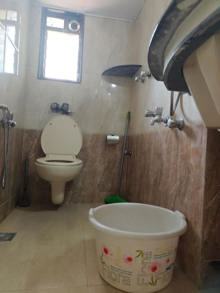 Bathroom, andheri west 2.5 Bedroom 1000 Sq.Ft. Apartment In Andheri West Mumbai 10422810