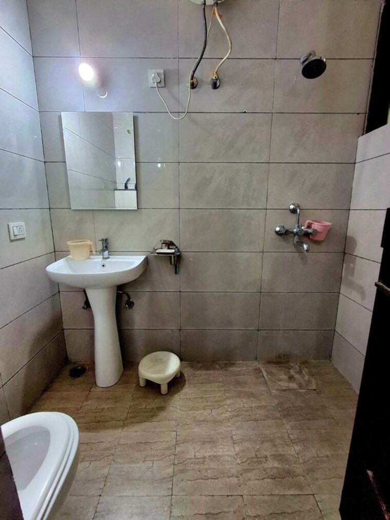 Bathroom, preet colony 3 Bedroom 1150 Sq.Ft. Builder Floor In Preet Colony Zirakpur 10422851
