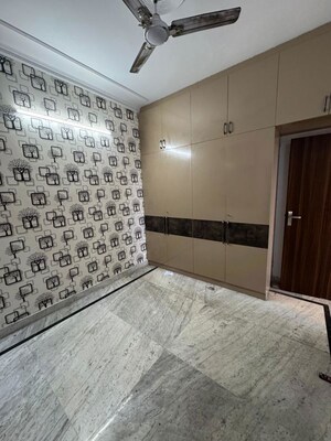 Room in 3 BHK Builder Floor at Green Fields Colony – for Rent
