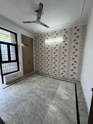 Room in 3 BHK Builder Floor at Green Fields Colony – for Rent