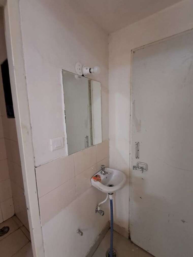 Bathroom, sadh nagar 1 Bedroom 55 Sq.Mt. Apartment In Sadh Nagar Delhi 10422848