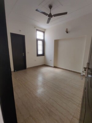 Room in 4 BHK Builder Floor at Green Fields Colony – for Rent