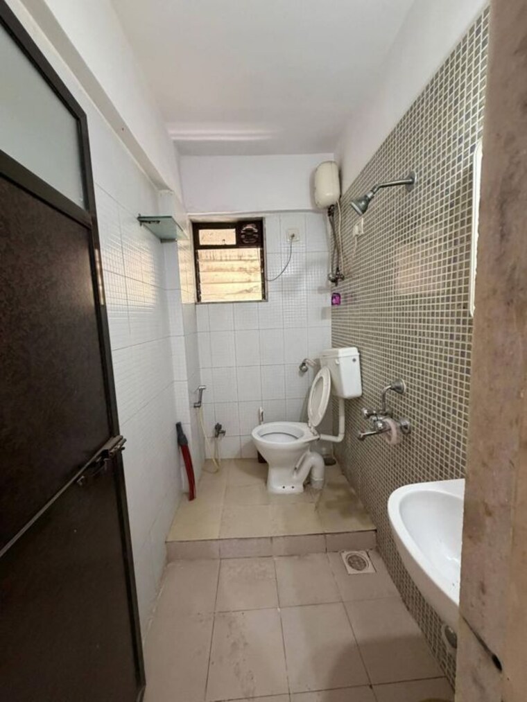 Bathroom, gokul-panchavati-apartment 2 Bedroom 625 Sq.Ft. Apartment In Andheri West Mumbai 10423020