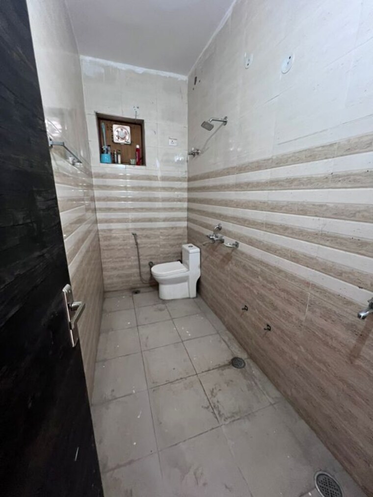 Bathroom, model town 2 Bedroom 1650 Sq.Ft. Builder Floor In Model Town Gurgaon 10423068