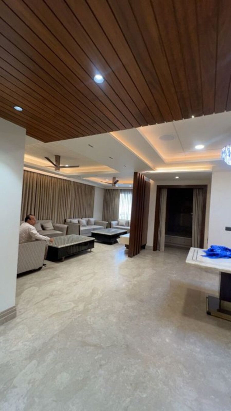 Living Room, model town 4 Bedroom 450 Sq.Yd. Villa In Model Town Delhi 10417973