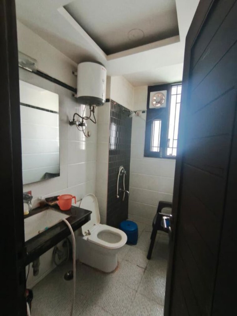 Bathroom, sector 10 2 Bedroom 1750 Sq.Ft. Builder Floor In Sector 10 Gurgaon 10423094