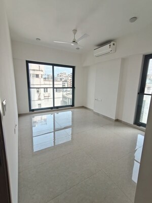 Room in 3 BHK Apartment at Bandra West – for Rent