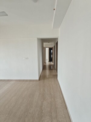 Room in 3 BHK Apartment at Bandra West – for Rent