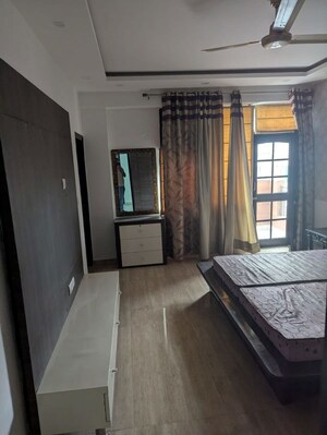 Building Lobby in 4 BHK Apartment at Alaknanda Society, Sector 56 – for Rent