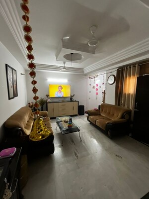 Living Room in 4 BHK Apartment at Alaknanda Society, Sector 56 – for Rent