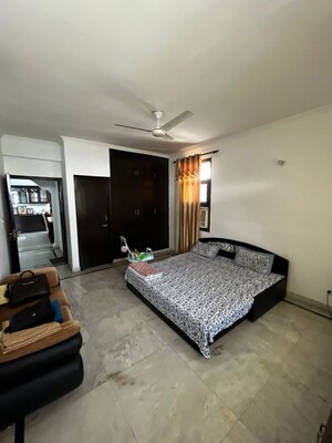 Living Room in 4 BHK Apartment at Alaknanda Society, Sector 56 – for Rent