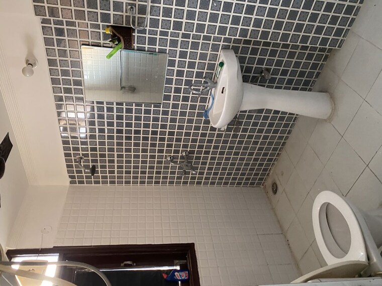 Bathroom, balaji-chandigarh-royale-city 3 Bedroom 1852 Sq.Ft. Apartment In Lohgarh Zirakpur 10423188
