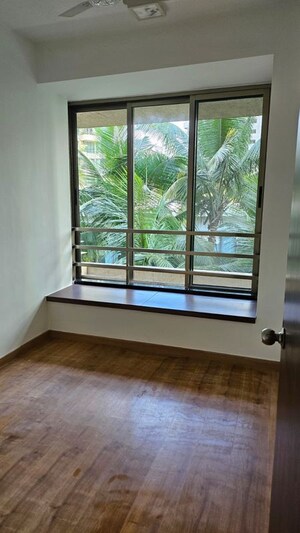 Room in 5 BHK Apartment at Oberoi Springs, Andheri West – for Rent