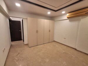 Room in 4 BHK Apartment at L Nagpal Bhagwanti Heights, Khar West – for Rent