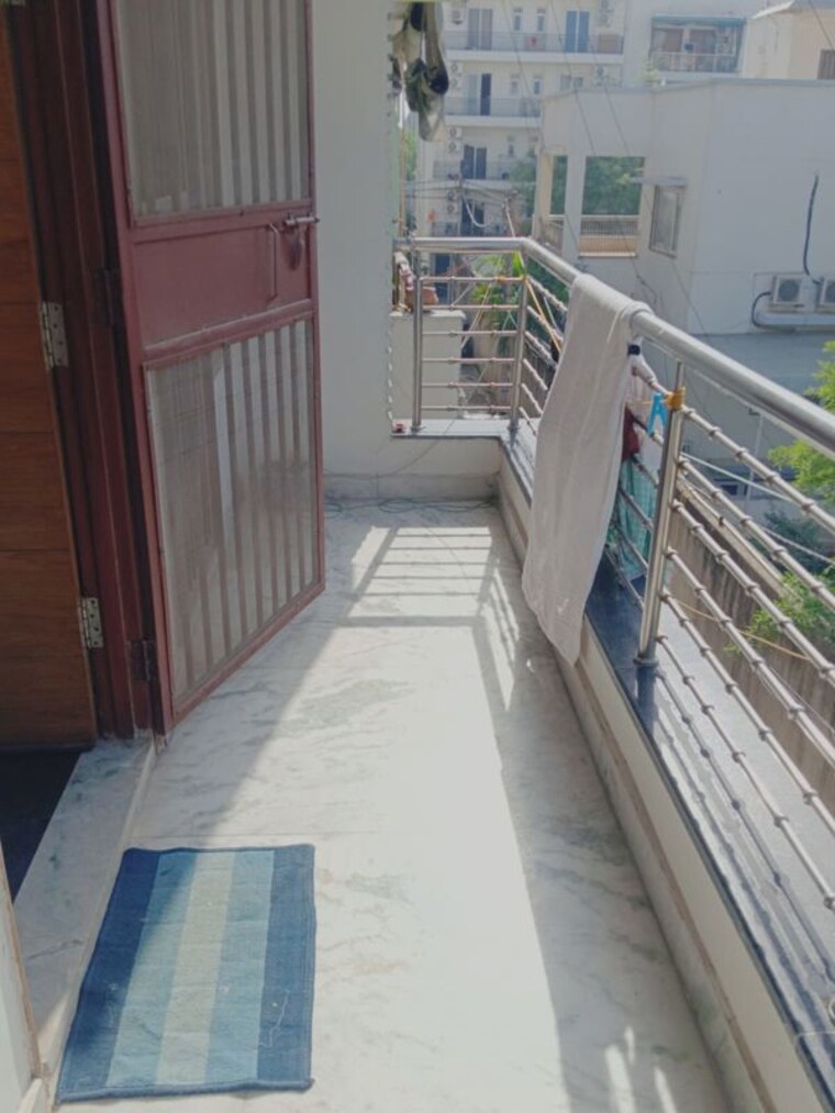 Balcony, vasant kunj enclave 3 Bedroom 120 Sq.Yd. Builder Floor In Vasant Kunj Enclave Delhi 10423340
