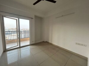 Room in 2.5 BHK Apartment at Ajnara Le Garden, Sector 16b Greater Noida – for Sale