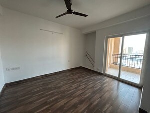 Room in 2.5 BHK Apartment at Ajnara Le Garden, Sector 16b Greater Noida – for Sale