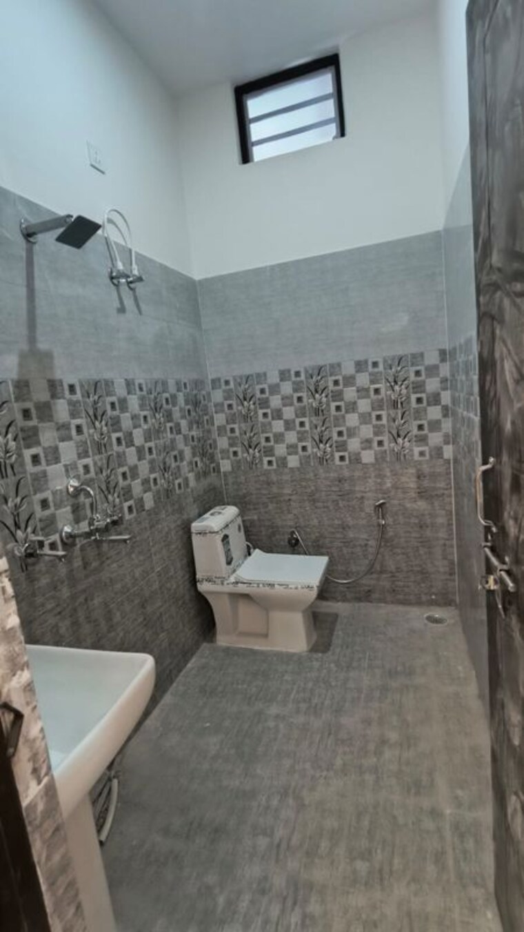 Bathroom, laxman chowk 4 Bedroom 2200 Sq.Ft. Independent House In Laxman Chowk Dehradun 10423454