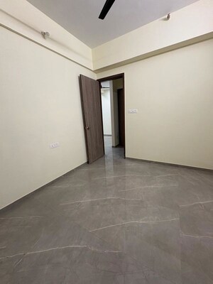 Room in 3.5 BHK Apartment at Rattan Icon, Seawoods Sector 50 – for Rent