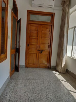 Room in 2 BHK Builder Floor at Golf Links – for Rent
