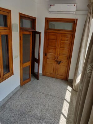 Room in 2 BHK Builder Floor at Golf Links – for Rent