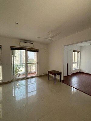 Room in 2.5 BHK Apartment at Jaypee Greens Kosmos, Sector 134 – for Rent