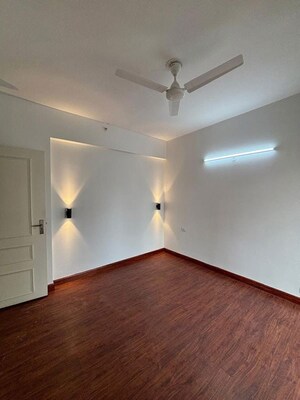 Room in 2.5 BHK Apartment at Jaypee Greens Kosmos, Sector 134 – for Rent