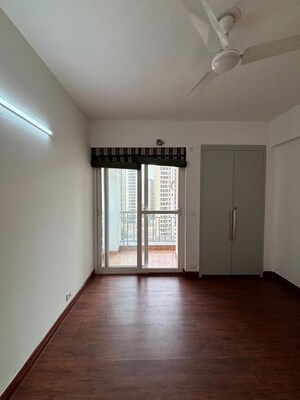 Room in 2.5 BHK Apartment at Jaypee Greens Kosmos, Sector 134 – for Rent