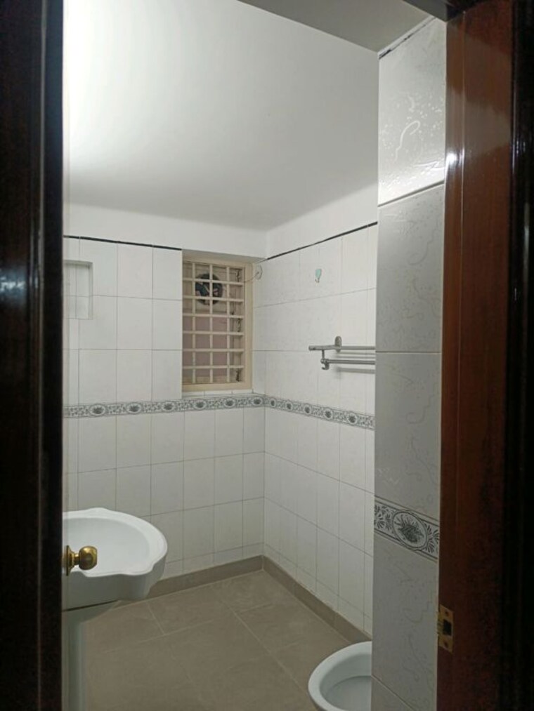 Bathroom, vasant kunj 3.5 Bedroom 2200 Sq.Ft. Apartment In Vasant Kunj Delhi 10419033