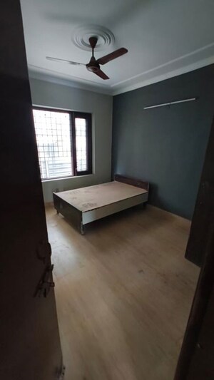 Room in 3 BHK Builder Floor at Vipul World Floors, Sector 48 – for Rent