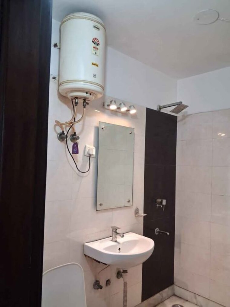 Bathroom, malviya nagar 1 Bedroom 50 Sq.Yd. Builder Floor In Malviya Nagar Delhi 10423992