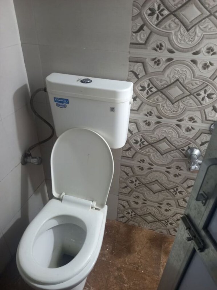 Bathroom, ratnadeep-chs-tilak-nagar 2 Bedroom 500 Sq.Ft. Apartment In Tilak Nagar Mumbai 10424040