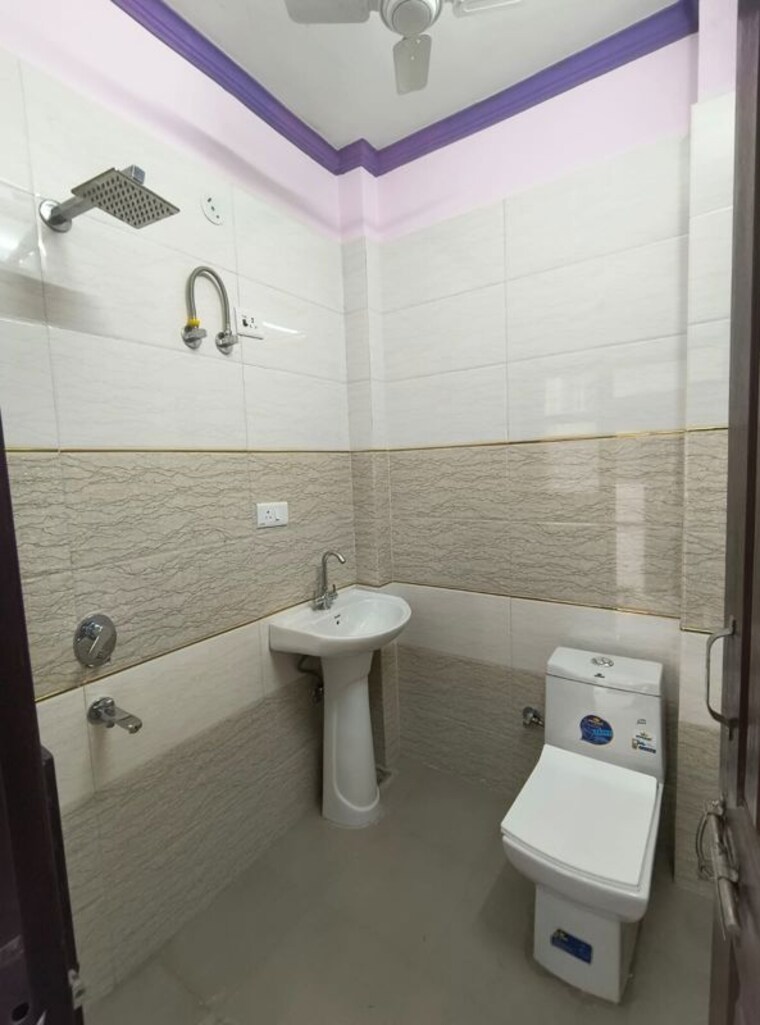 Bathroom, sector 43 2 Bedroom 200 Sq.Yd. Builder Floor In Sector 43 Gurgaon 10424062
