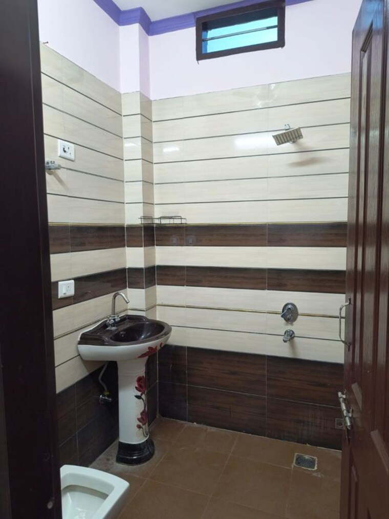 Bathroom, sector 43 2 Bedroom 200 Sq.Yd. Builder Floor In Sector 43 Gurgaon 10424062