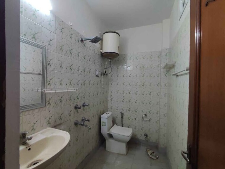 Bathroom, panchsheel extension 3 Bedroom 85 Sq.Yd. Builder Floor In Panchsheel Extension Delhi 10422999
