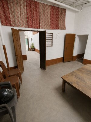 Room in 1 BHK Independent House at Alambagh – for Rent