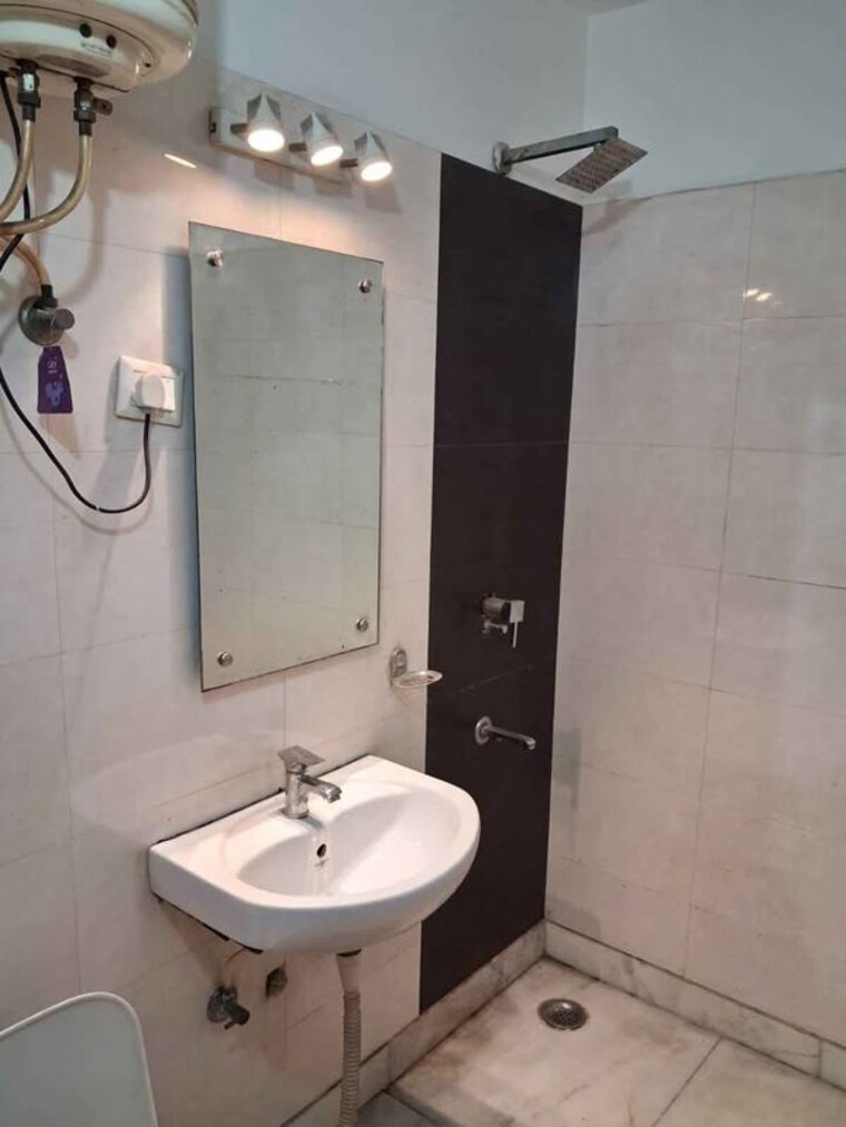 Bathroom, malviya nagar 1 Bedroom 50 Sq.Yd. Builder Floor In Malviya Nagar Delhi 10424156