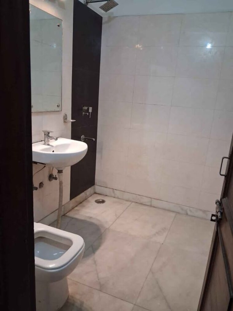 Bathroom, malviya nagar 1 Bedroom 50 Sq.Yd. Builder Floor In Malviya Nagar Delhi 10424156