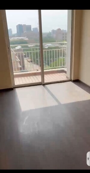 Room in 3.5 BHK Apartment at Experion Capital, Gomti Nagar – for Rent
