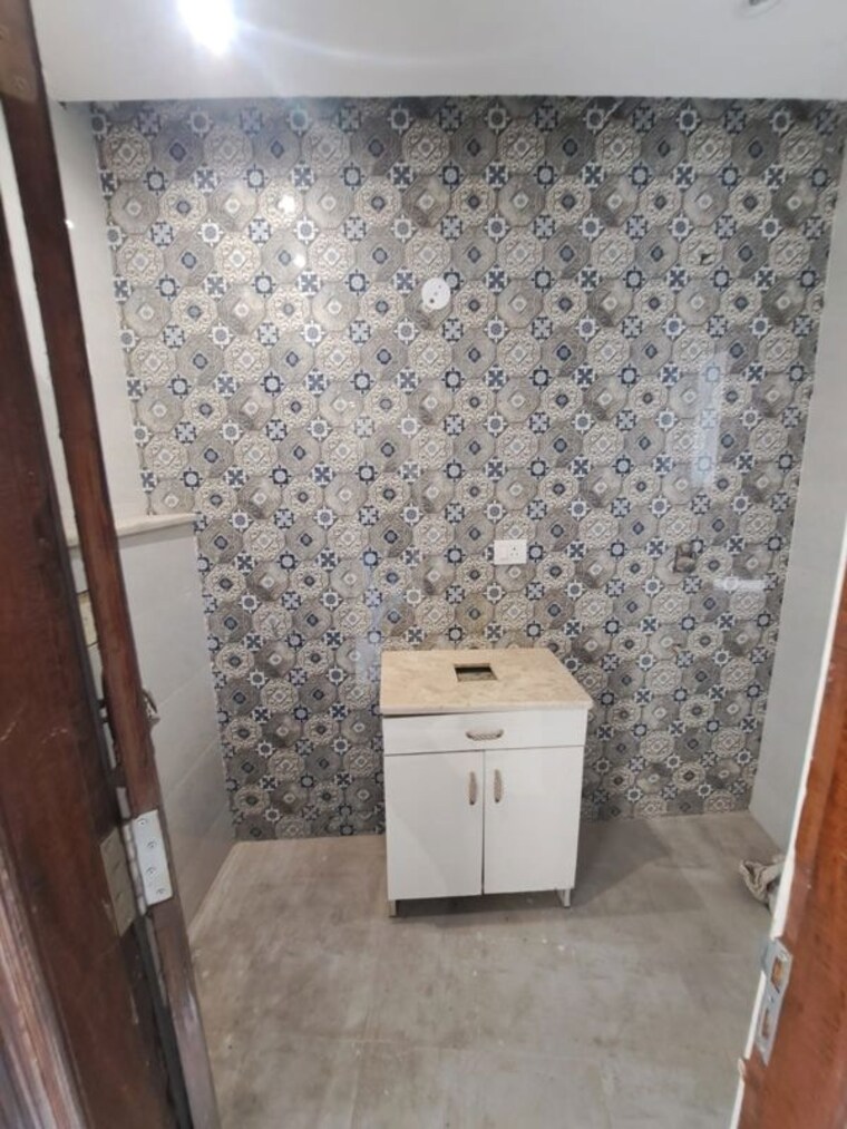 Bathroom, greater kailash i 5 Bedroom 500 Sq.Yd. Builder Floor In Greater Kailash I Delhi 10424297