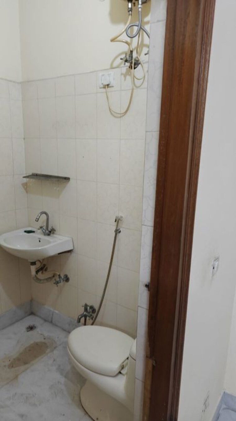 Bathroom, rajpur khurd extension 2 Bedroom 900 Sq.Ft. Builder Floor In Rajpur Khurd Extension Delhi 10424464