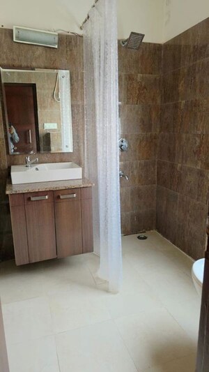 Room in 3 BHK Builder Floor at Sushant Lok I – for Rent