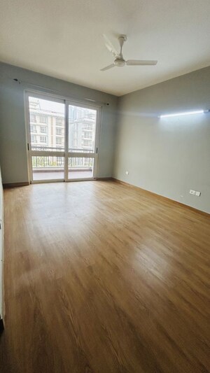 Room in 3 BHK Apartment at Jaypee Greens Pavilion Court, Sector 128 – for Rent