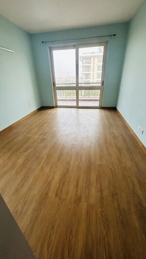 Room in 3 BHK Apartment at Jaypee Greens Pavilion Court, Sector 128 – for Rent