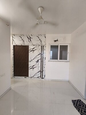Room in 2.5 BHK Apartment at Vijay Orovia, Ghodbunder Road – for Rent