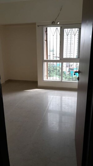 Room in 2 BHK Apartment at Dosti Group Landmark, Balkum Pada – for Rent