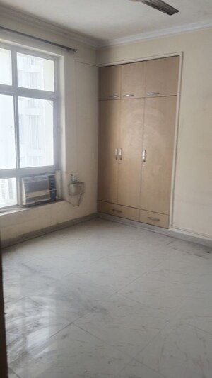 Room in 3 BHK Apartment at Parsvnath Planet, Gomti Nagar – for Rent