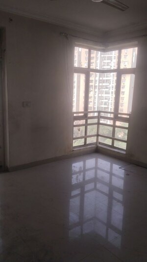 Room in 3 BHK Apartment at Parsvnath Planet, Gomti Nagar – for Rent